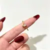 Anillo de mujer lujoso de alta gama y encantador, acero inoxidable chapado en oro de 18 quilates, incrustado con diamantes, diseño de nicho con un sentido de sofisticación, anillo estilo ins