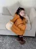 Ropa Infantil Estilo Coreano Nueva de Invierno 2026: Chaqueta de Algodón de Longitud Media, Amarilla Calabaza, Personalizada, con Gorro de Elfo, Forrada de Polar, Engrosada, para Niñas