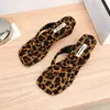 Chanclas de cuña cuadradas de moda para mujer, Sandalias de dedo de playa de tacón medio, modernas y versátiles