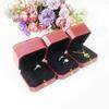 Joyero octogonal con estampado de estilo europeo, caja para anillos de diamantes rojos, caja para anillos con botón a presión, caja para anillos de propuesta, caja de regalo, venta directa de fábrica