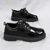 Nuevos zapatos de cuero para hombre, zapatos casuales brillantes para hombre, de moda, de negocios, suela gruesa, estilo británico, puntera ancha, botines de trabajo para hombre