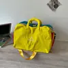 Nuevas bolsas de viaje de otoño e invierno: equipaje color block inspirado en la dopamina, bolsas de mano de gran capacidad y peso ligero, y bandoleras deportivas/de fitness