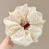 Goma para el pelo de encaje francés, un accesorio para el cabello de alta gama para mujer, perfecto para crear un moño o una cola de caballo elegante. Es un coletero delicado y elegante, disponible en tamaño grande