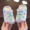Chinelinhos de bebê em EVA para meninos e meninas, sandálias de verão antiderrapantes para bebês e crianças pequenas, pantufas fechadas para banho infantil em ambientes internos