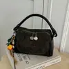 Bolso de mano de alta gama de moda transfronteriza para mujer, bolso cuadrado pequeño retro casual nuevo, versátil para el trabajo, bolso de hombro y bandolera