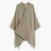 Xale Poncho com Estampa de Letras 2024 Moda Versátil Outono e Inverno Roupa Externa Quente para Transmissão ao Vivo Estilo Europeu e Americano Manto