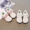 Zapatos de Entrenamiento Ligeros con Velcro Lindos para Niños 2026 Modelo Nuevo Dulce Niña Zapatos Blancos Ligeros Tenis de Moda Estilo Coreano Modernos