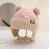 Gorro de Otoño e Invierno para Niñas BOSTON Estilo Coreano Gorro de Punto Infantil con Borrego para Calidez Doble Pompón Protección para Orejas Gorro Lei Feng para Niños