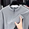 Nova Camiseta Masculina de Outono 2026, Manga Longa, Gola Redonda, Estilo Falso Duas Peças com Meio Zíper, Cor Sólida, Para Uso Diário e Business Casual