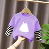 Top de estilo patchwork de dos piezas falsas, moderno y a la moda, para niñas, camiseta de manga larga a rayas de algodón puro con dibujos animados