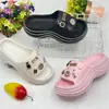 Sandálias Slip-On Aumentadoras de Altura com Solado Grosso Personalizadas de Fábrica para Mulheres, Tamancos, Calçados de Praia, Chinelos Casuais para Casa, Estilo Cartoon, Duráveis