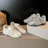 Zapatillas de mujer de diseño único con suela gruesa, nuevo modelo otoño 2026, estilo universitario, zapatos blancos versátiles que combinan con faldas, antideslizantes