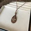 Nova corrente de suéter com pingente de cruz de flor de madeira, um acessório luxuoso e elegante, versátil e retrô para outono e inverno, projetado para mulheres