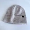 Modioso Gorro de Punto Versátil y Cálido con Etiqueta de Cuero para Mujer, Nuevo Gorro de Invierno a Prueba de Viento, Gorro de Lana Elegante de Color Sólido