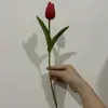 Flores artificiales de alta gama que se sienten hidratantes. Adornos de fotografía de tulipanes. Decoración del hogar. Flores falsas. Venta directa de fábrica.