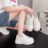 Zapatillas Blancas con Textura de Piel de Vaca para Mujer 2026 Nuevo Otoño Zapatillas de Suela Gruesa Ultra Ligeras que Aumentan la Altura Calzado Casual de Malla Fina Transpirable
