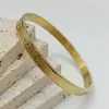 Pulsera de Acero Inoxidable de Nuevo Estilo Transfronteriza para Mujer, Moderna y Versátil, Estilo Europeo y Americano, Chapada en Oro Real de 18K, Pulsera de Acero de Titanio con Corazón en Relieve