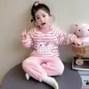 Pijama infantil de forro polar coral, conjunto de dibujos animados otoño/invierno para niñas, nuevo estilo 2026, ropa de estar cálida de franela para bebés niñas