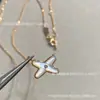 Collar Shangmei con Forma de Cruz de Nácar Blanco para Mujer, Diseño de Nicho de Lujo Ligero, Color Oro Rosa de 18 Quilates, Cadena Sencilla y Sofisticada para la Clavícula