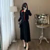 Dulce y elegante conjunto de dos piezas con un suéter de solapa de color contrastante con moño y una falda larga de punto de corte en A