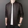 2026 Comercio Exterior Al por Mayor Primavera Otoño Estilo Coreano Moderno Atractivo Ajustado Chaqueta de Cuero PU para Hombre Chaqueta de Cuero para Hombres Jóvenes Ropa de Motocicleta Ropa de Abrigo