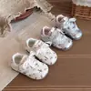 Zapatillas de entrenamiento alemanas para niñas 2026 otoño nuevo modelo zapatillas deportivas de malla transpirable para niñas zapatillas casuales versátiles de suela blanda antideslizantes