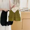 Roupa de outono para meninas: colete de tricô infantil com tema de floresta, blusa de manga comprida com gola franzida e calça de lanterna floral - um conjunto de três peças