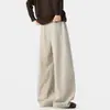 Pantalones negros de pierna ancha para hombre con diseño de raya de planchado central, cintura elástica, corte holgado, caída fluida y estilo casual hasta el suelo.