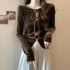 Roupa Feminina Plus Size Gordinha Maillard Nobre e Estilosa Camiseta de Veludo Dourado Manga Longa 2024 Outono e Inverno Novo Top Cintura