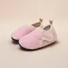 Calcetines de piso para niños, estilo padre-hijo, otoño e invierno, forrados de felpa y engrosados, zapatos suaves antideslizantes de interior para bebés que aprenden a caminar, diseñados para mantener los pies calientes en suelos fríos