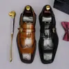 Nuevos mocasines de cuero con hebilla estilo británico para hombre, zapatos pequeños de cuero retro, mocasines de pala con puntera cuadrada y detalles brogue, calzado versátil para hombre