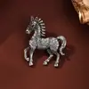 Broche Mítico Pégaso Estilo Europeu e Americano, Corsage do Ano do Cavalo, Broche Animal de Esmalte Imitado de Luxo Leve de Alta Qualidade para Homens