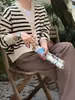 Suéter Listrado de Gola V Estilo Coreano Novo da Primavera Feminino Solto Design Preguiçoso Cardigan Jaqueta Curta Tricotada Versátil