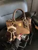 Otoño 2025 Bolso de Nueva Calidad Colgante de Moda Oso Bolso Cubo Transfronterizo Pequeño Bolso de Mano Elegante de Gama Alta