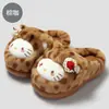 Lindas pantuflas de algodón con estampado de leopardo para mujer, adecuadas para usar en interiores y exteriores en otoño e invierno, con diseño antideslizante, estampados de dibujos animados y forro de algodón cálido y afelpado.. Disponible para venta al por mayor