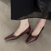 Elegantes sapatos de trabalho pequenos quadrados de couro estilo francês 2026 outono salto médio grosso couro genuíno para o dia a dia sapatos rasos para mulheres