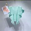 Venda direta da fábrica: Top feminino Miyake de manga curta com gola redonda, design de barra irregular, estilo curto plissado, camiseta versátil