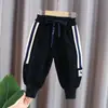 Calça Casual de Inverno para Meninos e Meninas, Marca Trendy Infantil Estilosa Calça de Moletom Grossa com Listras de Letras