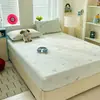 Funda de cama de gasa de doble capa acolchada, funda antipolvo, funda protectora, lavable a máquina, funda de colchón completamente cerrada, cama de niña linda, juego de tres piezas