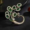 Avó esmeralda requintado high-end broche de pavão design de nicho feminino leve luxo all-match terno pino anti-exposição corsage