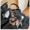 Bolsa de Mão Estilo Balde Vintage 2026 Outono/Inverno Nova Moda Elegante Bolsa de Ombro Grande Capacidade Alça Larga Bolsa Transversal para Mulheres