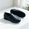 Venta al por mayor transfronteriza de zapatos para madres de mediana edad y mayores, nuevos zapatos de cuero para mujer otoño 2026, de suela blanda, cómodos sin cordones, zapatos de cuero antideslizantes