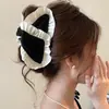 Presilha de Cabelo Grande Triangular Estilo Hepburn, Pinça Tubarão Shell de Cetim Francês para a Parte de Trás da Cabeça, Acessório de Cabelo de Luxo para Mulheres