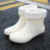 Botas de Chuva Femininas Moda Meia-Canela Estilo Japonês, Impermeáveis, Quentes, Antiderrapantes, Resistentes ao Desgaste, Sapatos de Água Leves para Mulheres