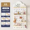 Estantería de almacenamiento con panel de clavijas de madera maciza personalizada, Estante de exhibición de madera para montaje en pared, Perchero hecho a medida, Pared de acento blanca para la entrada