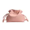 Bolsa Saco da Sorte com Cordão de Couro Genuíno Nova de Primavera, Design Exclusivo, Bolsa de Ombro Transversal Simples de Alta Qualidade, Bolsa Plissada para o Dia a Dia Feminina