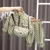 Traje de Primavera para Niños Pequeños y Medianos y Bebés Bolso Cruzado Nuevo con Letras Conjunto de Dos Piezas Informal de Primavera y Otoño para Bebés y Niños Conjunto de Moda