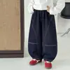 Roupas Infantis Tongku Coleção Outono 2026 Estilo Coreano Patch de Letra Calça Casual para Meninos Retalhos Jeans Versátil para Crianças Tendência