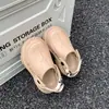 Sapatos infantis respiráveis com furinhos, não abafam, várias cores disponíveis, sandálias versáteis