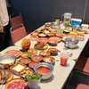 Los restaurantes de hot pot de melamina, los tazones para barbacoa y los platos para acompañamientos son apilables, ofreciendo una variedad de platillos seleccionables, similar a la vajilla utilizada en Haidilao y los restaurantes de comida callejera.